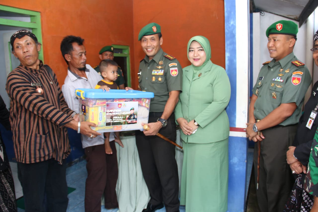 Peduli Anak Stunting, Danrem 073/Makutarama Berikan Santunan 